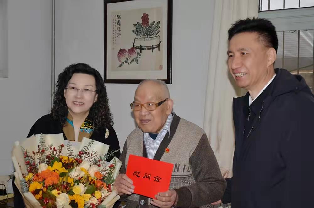 濟南產(chǎn)發(fā)集團黨委副書記、總經(jīng)理黃蓓走訪慰問離休老干部、老黨員